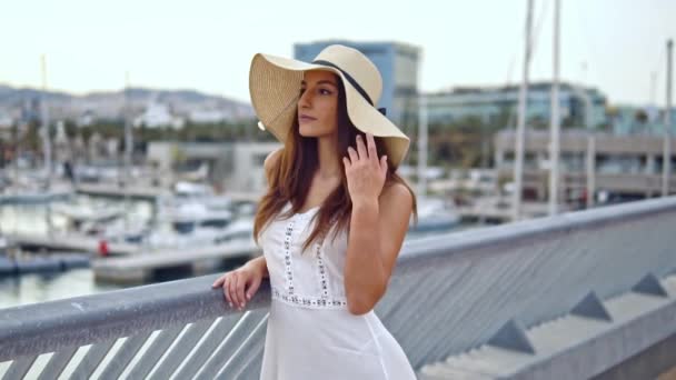 Bella donna vestita di bianco e cappello pamela seduta — Video Stock