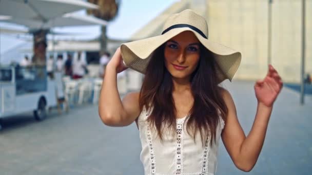 Mulher bonita vestindo vestido branco e chapéu pamela andando — Vídeo de Stock