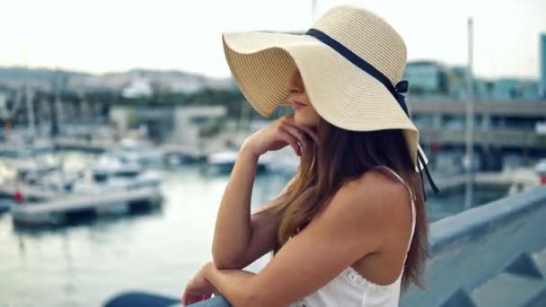 Красива жінка в білій сукні і памела капелюх стоїть — стокове відео