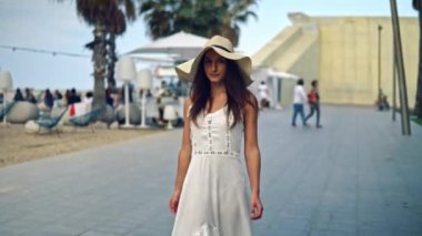 Beyaz elbise ve pamela şapka yürüyüş giyen Pretty kadın