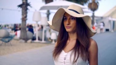 Beyaz elbise ve pamela şapka yürüyüş giyen Pretty kadın