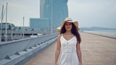 Beyaz elbise ve pamela şapka yürüyüş giyen Pretty kadın