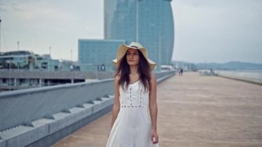 Beyaz elbise ve pamela şapka yürüyüş giyen Pretty kadın