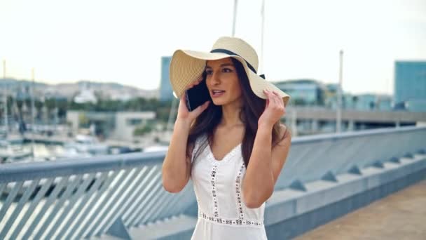 Mulher bonita vestindo vestido branco e chapéu pamela andando — Vídeo de Stock