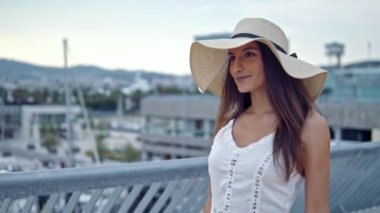 Beyaz elbise ve pamela şapka yürüyüş giyen Pretty kadın