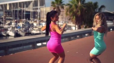 Mutlu en iyi arkadaş veya kız dans ve poz