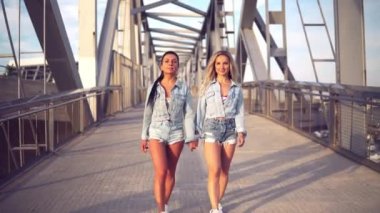 Mutlu en iyi arkadaş veya kız birlikte yürüyüş.