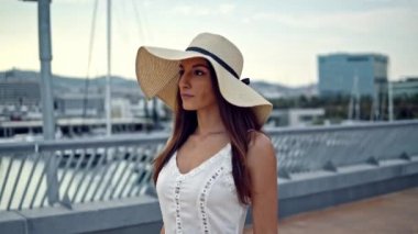 Beyaz elbise ve pamela şapka yürüyüş giyen Pretty kadın