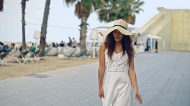 Beyaz elbise ve pamela şapka yürüyüş giyen Pretty kadın