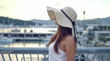 Beyaz elbise ve pamela şapka yürüyüş giyen Pretty kadın