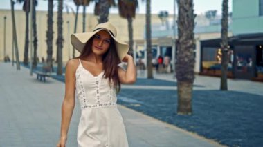 Beyaz elbise ve pamela şapka yürüyüş giyen Pretty kadın