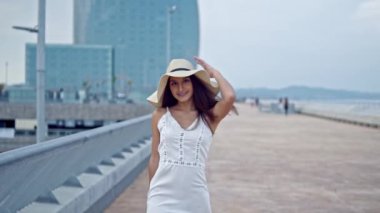 Beyaz elbise ve pamela şapka yürüyüş giyen Pretty kadın