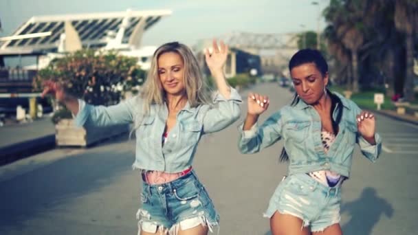 Felices mejores amigas o hermanas bailando y posando — Vídeos de Stock
