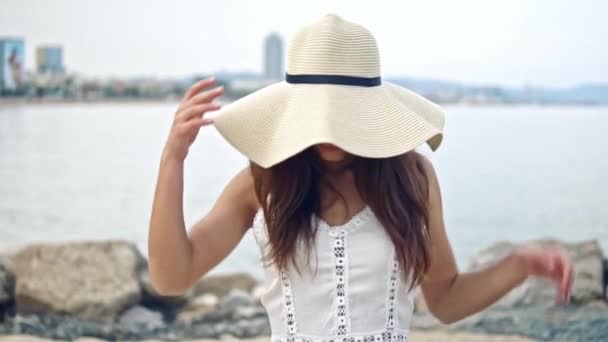 Mulher bonita vestindo vestido branco e chapéu pamela andando — Vídeo de Stock