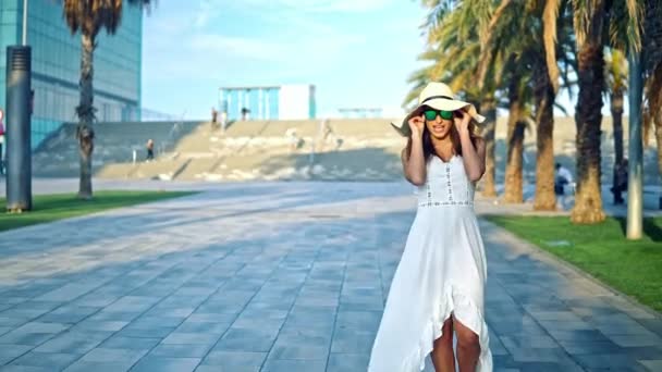 Bella donna vestita di bianco e cappello di pamela a piedi — Video Stock