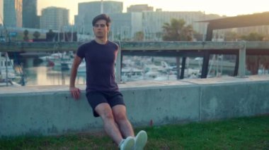 Genç atletik adam parkta şınav egzersizleri yapıyor