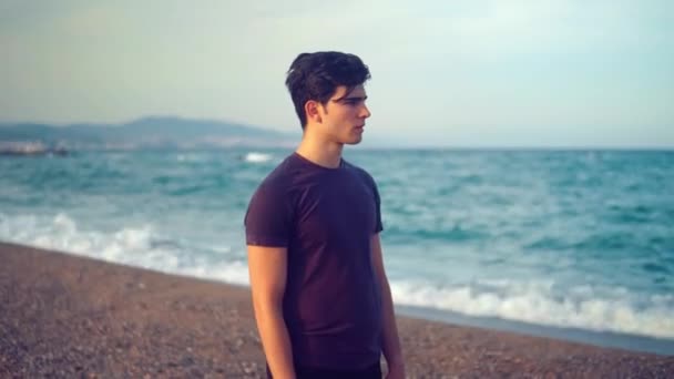 Jeune homme sportif debout à la plage. Concept de santé — Video