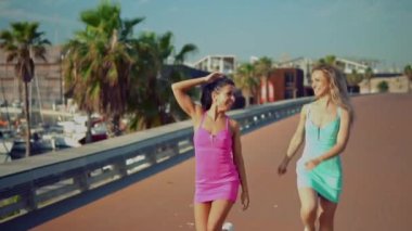 Mutlu en iyi arkadaş veya kız dans ve poz