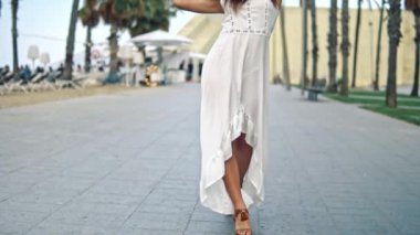 Beyaz elbise ve pamela şapka yürüyüş giyen Pretty kadın