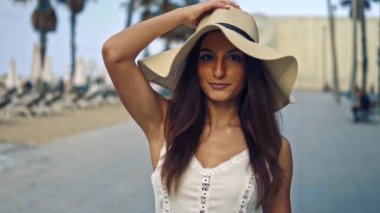 Beyaz elbise ve pamela şapka yürüyüş giyen Pretty kadın