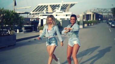 Mutlu en iyi arkadaş veya kız dans ve poz