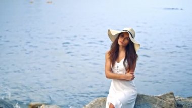 Beyaz elbise ve pamela şapka oturan pretty kadın