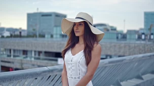 Красивая женщина в белом платье и в шляпе Памелы — стоковое видео