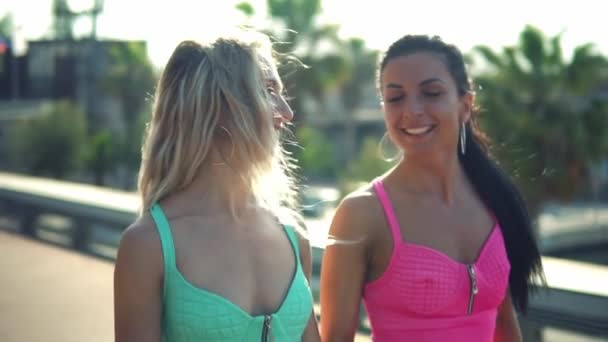 Boldog legjobb barátok vagy nővérek gyaloglás és beszélgetés — Stock videók