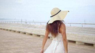 Beyaz elbise ve pamela şapka yürüyüş giyen Pretty kadın