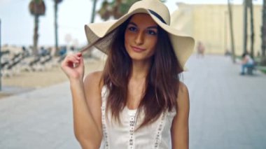 Beyaz elbise ve pamela şapka yürüyüş giyen Pretty kadın