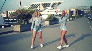 Mutlu en iyi arkadaş veya kız dans ve poz