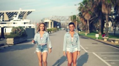 Mutlu en iyi arkadaş veya kız dans ve poz