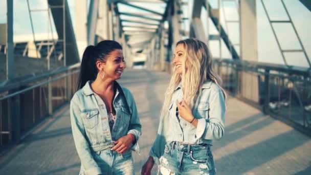 Gelukkige beste vrienden of zusters wandelen en praten — Stockvideo