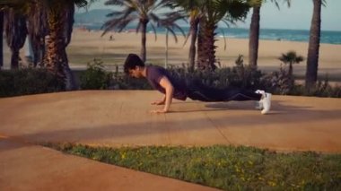 Genç atletik adam parkta şınav egzersizleri yapıyor