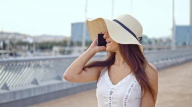 Beyaz elbise ve pamela şapka yürüyüş giyen Pretty kadın