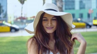 Beyaz elbise ve pamela şapka yürüyüş giyen Pretty kadın