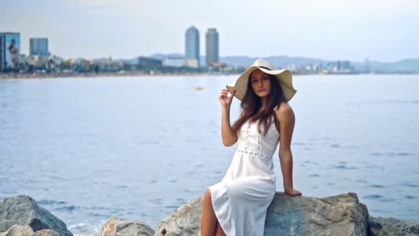 Vacker kvinna klädd i vit klänning och Pamela hatt sittande — Stockvideo