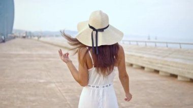 Beyaz elbise ve pamela şapka yürüyüş giyen Pretty kadın
