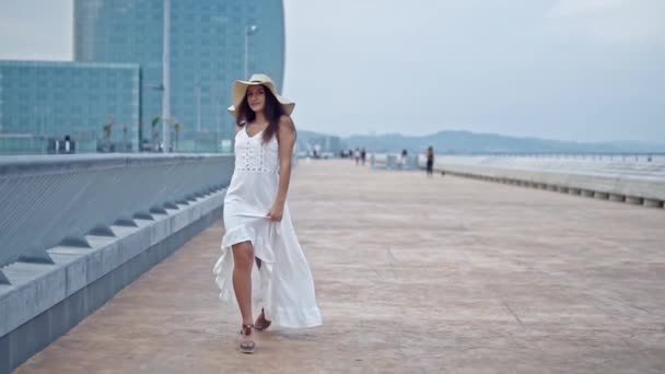Mooie vrouw het dragen van witte jurk en Pamela Hat wandelen — Stockvideo