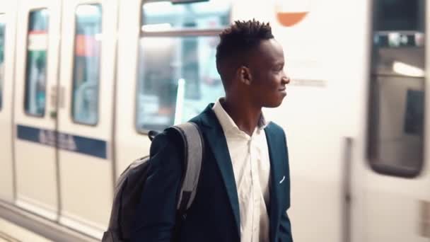 Афроамериканець бізнесмен носити синій костюм ходьба — стокове відео