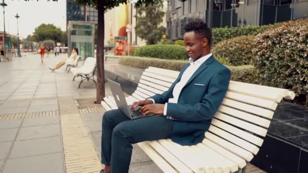 African American biznesmen gospodarstwa laptop notebook noszenia Niebieski kombinezon — Wideo stockowe