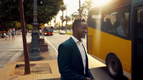 Mavi takım elbise giyen Afro-Amerikan işadamı yürüyor — Stok video