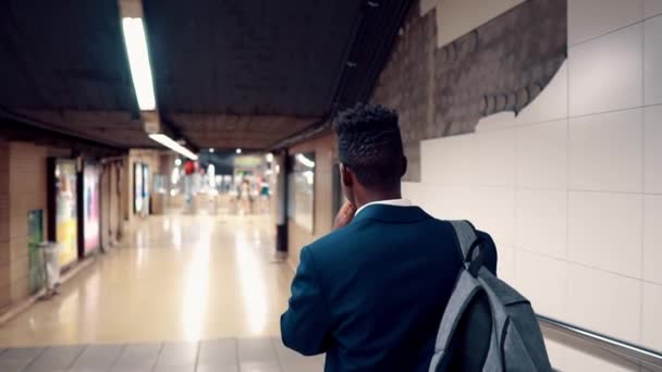 Hombre de negocios afroamericano con traje azul caminando — Vídeos de Stock