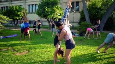 Parkta gerçekleşen akrostiş yoga üzerine bir grup dersi