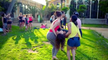 Parkta gerçekleşen akrostiş yoga üzerine bir grup dersi