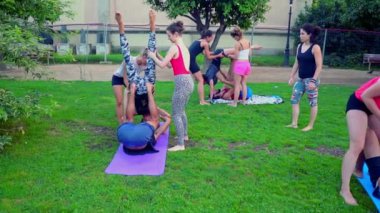 Parkta gerçekleşen akrostiş yoga üzerine bir grup dersi