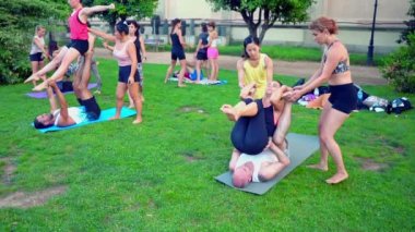 Parkta gerçekleşen akrostiş yoga üzerine bir grup dersi