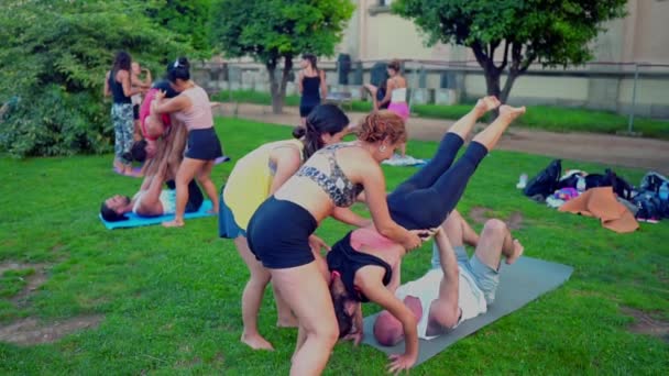 在公园里举行的关于杂技的团体课程 — 图库视频影像