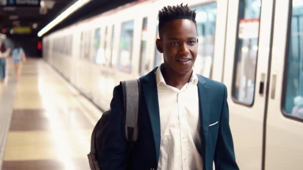 Hombre de negocios afroamericano con traje azul caminando — Vídeos de Stock