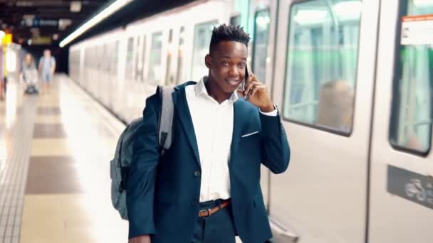 Афроамериканець бізнесмен носити синій костюм ходьба — стокове відео